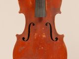 un vieux violon avec un archet accroché au dos