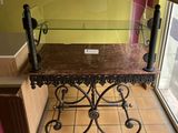 une vitrine en verre avec un plateau en marbre posée sur une table