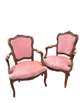 PAIRE DE FAUTEUILS CABRIOLETS en bois naturel mouluré et scu…