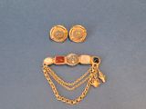 trois bijoux, à savoir un bracelet, une bague et des boucles d'oreilles