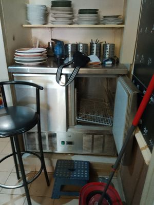une petite cuisine équipée d'une cuisinière, d'un évier et d'un lave-vaisselle