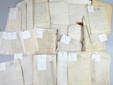 plusieurs vieux papiers sont empilés les uns sur les autres