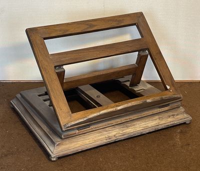 un support en bois sur lequel sont posés deux téléphones portables