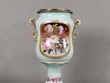 un vase bleu avec l'image d'une femme dessus