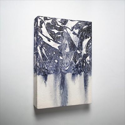 une peinture abstraite sur un mur blanc, avec un fond en noir et blanc