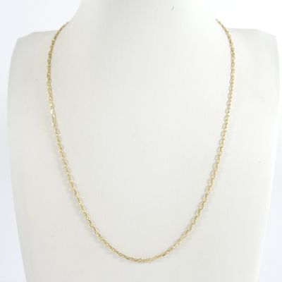 un collier à chaîne en or sur un mannequin mannequin mannequin mannequin mannequin mannequin mannequin mannequin mannequin mannequin