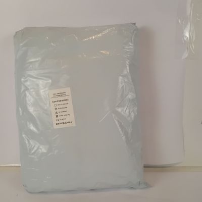 deux sacs en plastique posés l'un à côté de l'autre sur une table