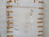 un gros morceau de plastique emballé dans du plastique