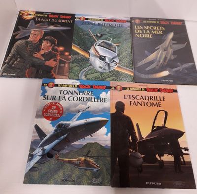 quatre livres pour enfants posés sur une table, avec un avion en arrière-plan