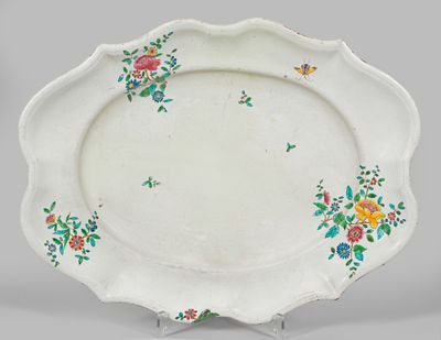 Grande plaque de fayence avec un panneau de verre indien, un…