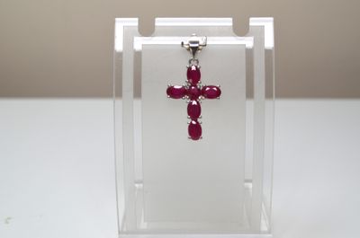 Un pendentif croix en argent serti de 2,80 cts env de rubis …