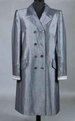 une photo d'un manteau argenté sur un mannequin, un mannequin, un mannequin, un mannequin, un mannequin, un mannequin, un mannequin, un mannequin