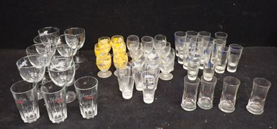 beaucoup de verres et un pichet sur la table