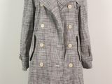 manteau à carreaux gris et blancs sur un mannequin, un mannequin, un mannequin, un mannequin, un mannequin, un mannequin, un mannequin, un mannequin