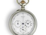 un gros plan d'une montre de poche en argent sur fond blanc
