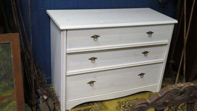 Commode moderne en mélaminé laquée blanc ouvrant à trois tiroirs....