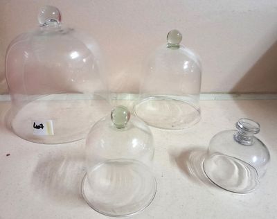 Quatre cloches en verre H. 9 cm pour la plus petite et H 23 cm pour la