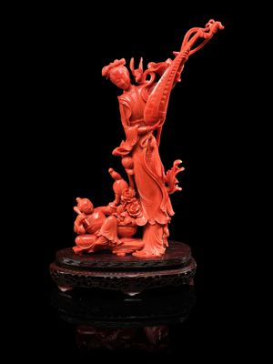 Figurine chinoise en corail sculpté représentant un dragon sur un rocher