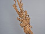 une sculpture en bois représentant un dragon, fixée sur un mât