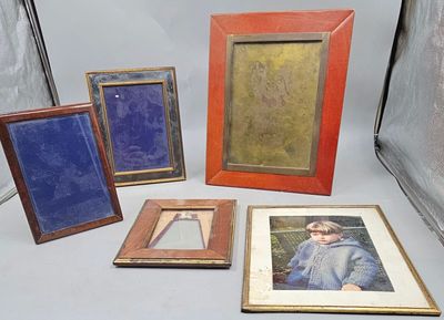 82 / Z1D / Lot de 5 cadres photos en bois et métal, le …