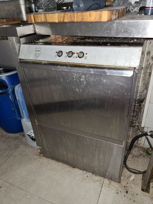 Y9 : Saladette 2 portes (mauvais état) et Lave verre METRO