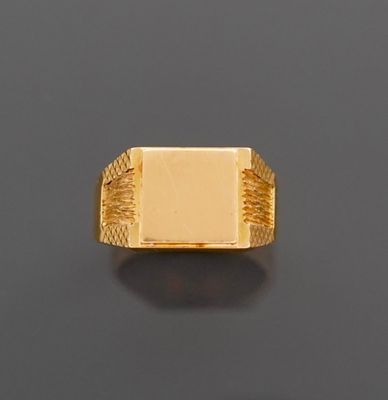 Bague chevalière en or jaune 18K 750 millièmes, le plateau c…