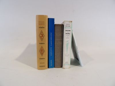 trois livres empilés les uns sur les autres