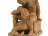 statue représentant un homme et une femme assis l'un sur l'autre