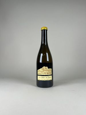 une bouteille de vin posée sur une table blanche