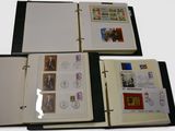 un classeur noir orné de timbres et d'une photo d'un homme en costume