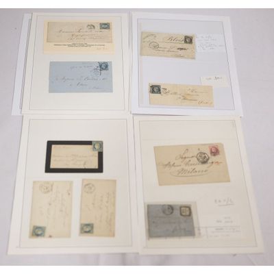 Quatre types différents de cartes postales anciennes sont exposés sur un fond blanc