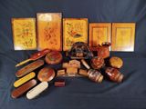 de nombreux objets en bois de toutes sortes posés sur la table