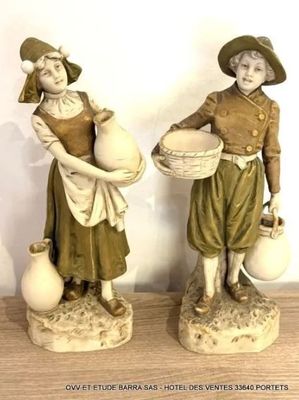 deux figurines représentant une femme et un homme tenant des cruches d'eau