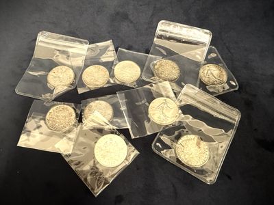 a lot of cookies in the bags on the table