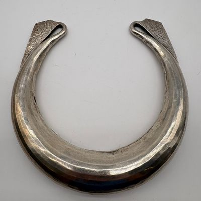 un gros plan d'un objet en forme de fer à cheval posé sur une table