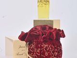 une image représentant un petit sac rouge entouré d'une chaîne dorée