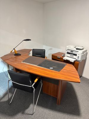 1 bureau d’angle avec armoire commode 2 chaises et 1 imprima…