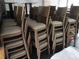 un grand nombre de chaises dans une pièce