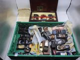une boîte verte remplie de téléphones portables de différentes marques, posée sur une table