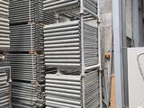 une grande pile de tuyaux métalliques dans un entrepôt