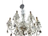 une image d'un lustre suspendu au plafond