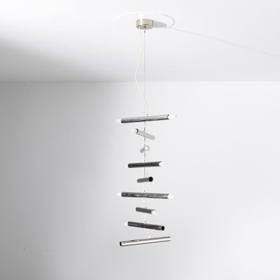 un objet métallique suspendu au plafond d'une pièce