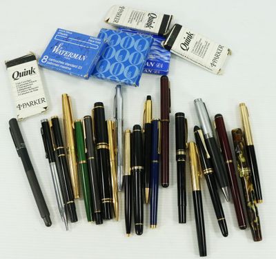 a lot of pens that are sitting on a table