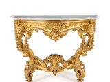 une table console en or avec un plateau en marbre