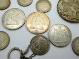 beaucoup de pièces de monnaie qui traînent sur une table