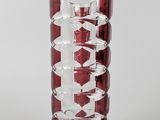 un vase en verre orné d'un motif rouge