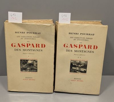 deux livres posés l'un à côté de l'autre sur une table