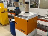 une machine placée au milieu d'une pièce