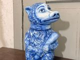 une figurine d'ours bleue et blanche posée sur une table