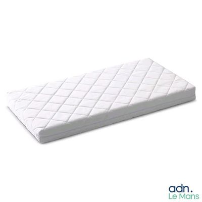 gros plan d'un matelas sur fond blanc